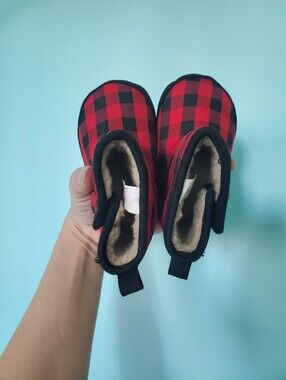 Babies Cozy Red Buffalo Plaid Fleece-Lined Slippers - Size 3 ✨